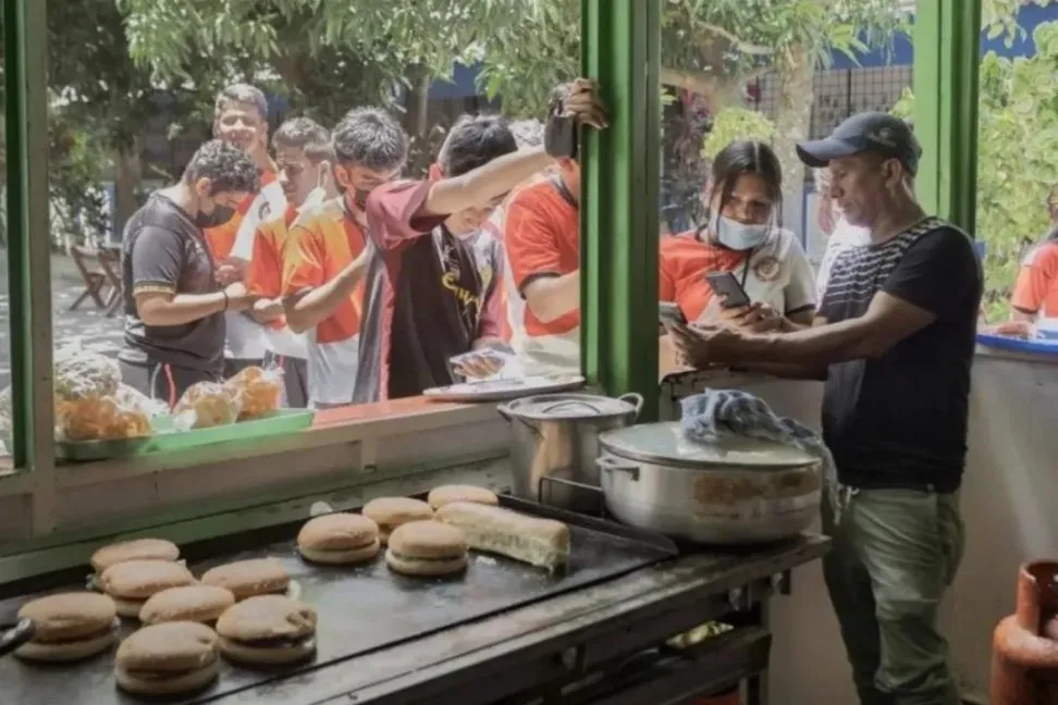 Studenten kaufen Mittagessen mit Bitcoin in El Salvador